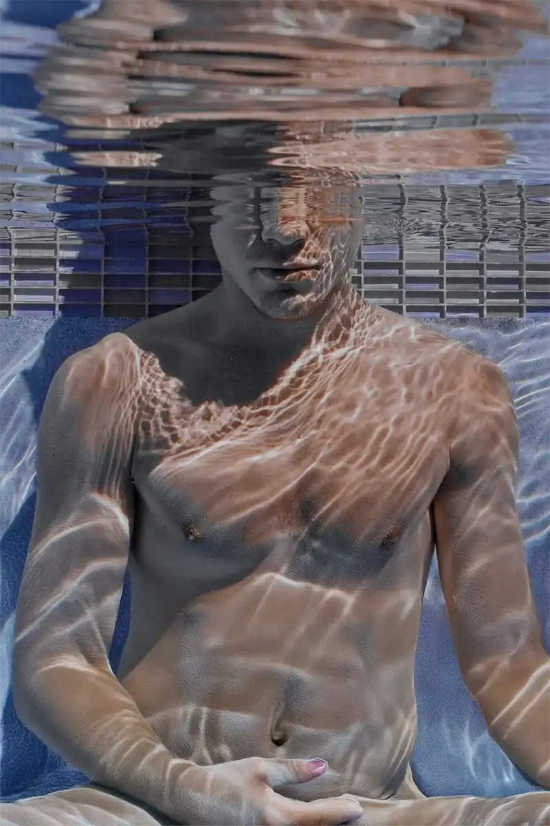 ragazzo visto sotto acqua che affronta problemi sessuali maschili